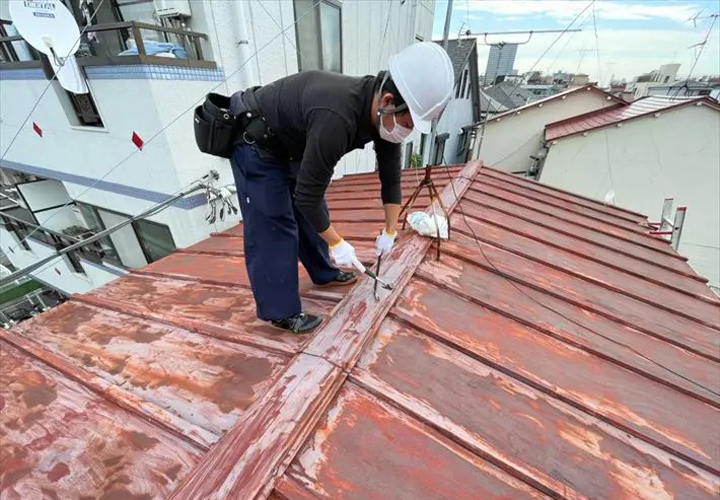 棟板金交換工事の様子