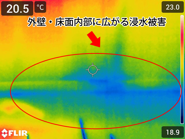 赤外線サーモグラフィカメラで撮影した雨漏り被害が発生している室内壁・床面